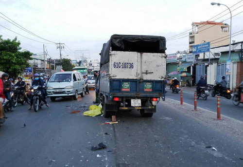 Hiện trường vụ TNGT nghiêm trọng lúc rạng sáng nay (17/12) làm 2 người đi xe máy thương vong trên QL13.