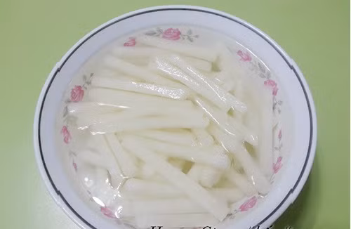 Củ đậu bạn rửa sạch thái to như đầu đũa sau đó chần sơ qua với nước sôi rồi rửa lại bằng nước lạnh. Ảnh: Toinayangi.