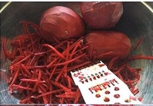 Nguyên liệu làm mứt củ dền gồm có 1kg củ dền; giấm (khoảng 2 thìa ăn cơm); đường cát trắng và muối tinh... Củ dền bạn gọt vỏ, rửa sạch rồi thái lát mỏng hoặc bào sợi tùy thích, thậm chí có thể tỉa thành hoa 5 cánh tuyệt đẹp. Ảnh: Em đẹp.