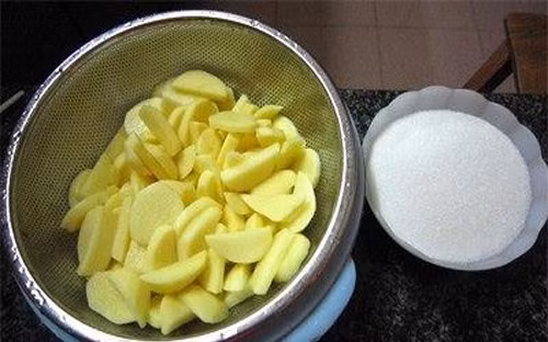 3. Mứt khoai tây. Bạn có thể làm phong phú thêm mâm bánh kẹo nhà bạn bằng món mứt khoai tây béo ngậy. Bạn chỉ cần chuẩn bị khoai tây, đường, muối và đặc biệt là vôi tôi để làm sạch nhựa khoai. Khoai tây gọt sạch vỏ, thái sợi hoặc cắt lát tùy thích, sau đó ngâm trong nước lã khoảng 2-3 tiếng. Tiếp theo bạn ngâm phần khoai tây này vào một âu nước đã hòa vôi tôi để làm sạch hẳn nhựa khoai. Ảnh: Cachlam9.