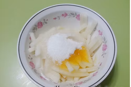 Chờ đến khi củ đậu ráo nước thì ướp đường từ 2-4 tiếng đồng hồ. Ảnh: Toinayangi.