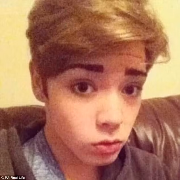 Càng lớn lên, Callum thích trang điểm và chỉ muốn ngắm nhìn các bạn trai lớn hơn tuổi. Từ đó, cậu đã nuôi mơ ước sẽ trở thành một cô gái trong tương lai bằng phương pháp phẫu thuật chuyển giới.