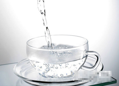 Các chuyên gia Nhật khuyên mỗi ngày nên uống 800ml nước ấm vào buổi sáng, buổi trưa và buổi tối. Chỉ nên uống một cách chậm rãi. Bạn có biết nhiều người áp dụng phương pháp giảm cân bằng nước lọc và đã thành công.