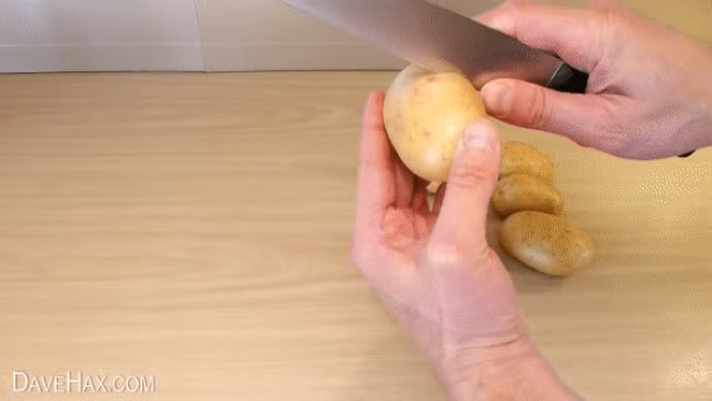 Luộc sơ cả củ khoai tây sau đó tráng qua bằng nước lạnh sẽ giúp bạn bóc vỏ dễ dàng hơn bao giờ hết. Nguồn ảnh: Brightside.