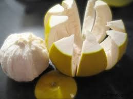 Cuối năm là thời điểm đúng vào mùa bưởi, bạn có thể tận dụng vỏ bưởi để làm mứt đãi khách ngày Tết cũng rất tuyệt. Ảnh: Congthucnauan.