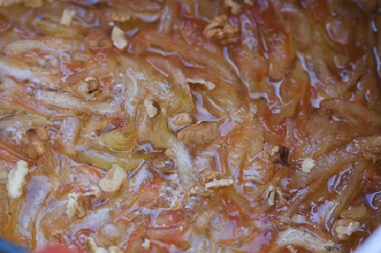 Giữ lại phần nước ngâm vỏ dưa hấu và dùng nước này pha với đường trắng, mật ong, gừng, bột bạch đậu... rồi đun sôi lên. Tiếp đến cho nguyên liệu vỏ dưa hấu vào và đun khoảng 30 phút với lửa vừa. Ảnh: Lambanh365.