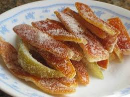 Cho bưởi vào nồi, bắc lên bếp đun lửa nhỏ, thỉnh thoảng đảo đều đến khi đường tan hoàn toàn thì tắt bếp. Sau khi phần đường khô sẽ tạo thành một lớp bột đường màu trắng bọc quanh từng miếng vỏ bưởi rất hấp dẫn. Ảnh: Cachlam9.