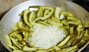 Nấu vỏ bưởi với đường theo tỷ lệ 700 gram vỏ bưởi thì cho thêm 400 gram đường vào, trộn đều để khoảng từ 5 đến 6 tiếng. Ảnh: Congthucnauan.