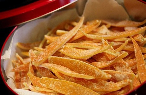 Vỏ cam khi đã ráo nước đem trộn chung với đường để nấu, cho lửa nhỏ khoảng 10 phút thì tắt bếp đậy nắp nồi lại. Bạn chờ trong khoảng 2 – 3 tiếng đồng hồ, thỉnh thoảng dùng đũa đảo đều lên để đường ngấm đều từng miếng vỏ cam. Ảnh: Cachlam9.