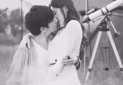 Làm chuyện ấy vào buổi sáng sớm cũng là một cách khiến tâm trạng hai người tốt đẹp hơn trong ngày đầu năm mới. Hãy dành cho nhau thời gian âu yếm, để tình cảm hai người được thuận hòa hơn trong suốt một năm.