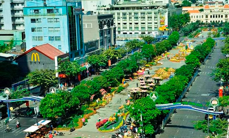 Đến tối 12/2 (27 Tết Mậu Tuất), đường hoa Nguyễn Huệ (TP.HCM) đã cơ bản hoàn tất mọi công đoạn cuối cùng để sẵn sàng cho lễ khai mạc, phục vụ du khách đến tham quan từ 18h chiều 28 Tết (13/2).