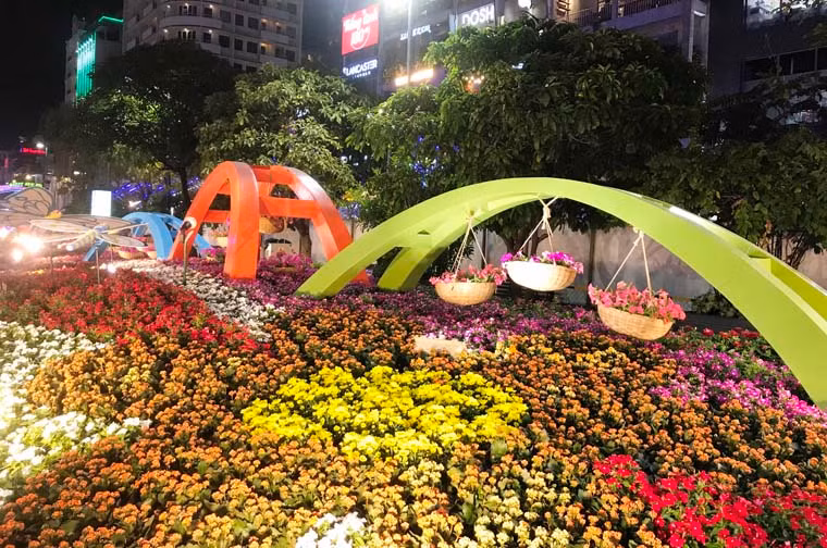 Hàng nghìn loại hoa đầy sắc màu từ khắp nơi được đưa về để trang trí trên đường hoa Nguyễn Huệ, TP.HCM.