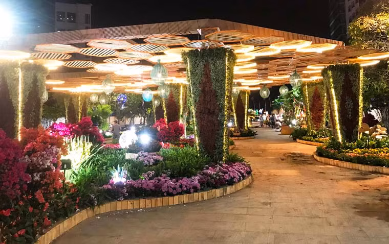 Tiểu cảnh đường hoa Nguyễn Huệ đã hoàn thành, sẵn sáng cho ngày khai mạc.