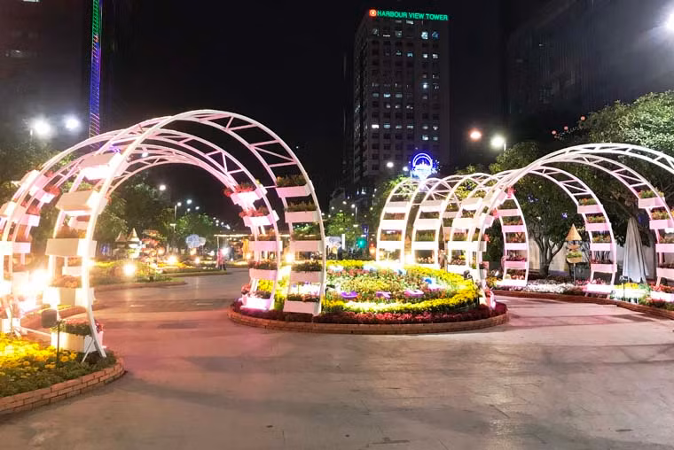 Đường hoa Tết Mậu Tuất trên phố đi bộ lung linh sắc màu ánh sáng và hoa.