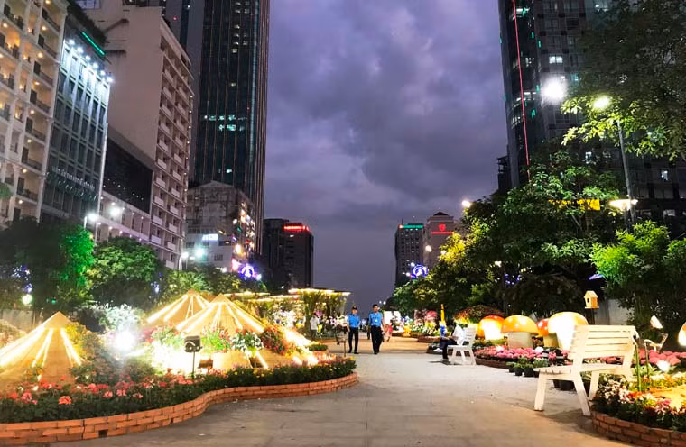 Đường hoa Tết Mậu Tuất 2018 trên phố đi bộ Nguyễn Huệ có chủ đề “Khát vọng vươn cao”.