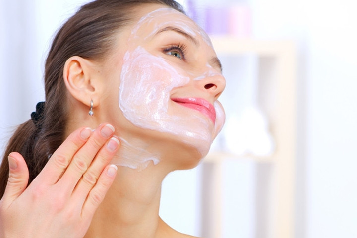 Trộn dứa, đu đủ tạo thành mặt nạ đắp lên mặt để có làn da khỏe mạnh hơn.