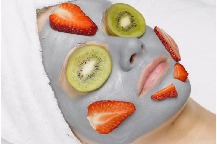 Một số loại trái cây như quả mâm xôi, kiwi, dâu tây, lựu và cà chua có nhiều chất chống oxy hóa và chứa các hoạt chất khác giúp duy trì sự tươi mát của làn da, làm cho nó trông trẻ và đẹp hơn.
