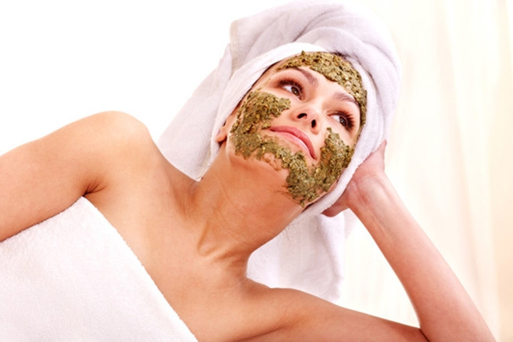 Cắt bơ và kiwi làm đôi và nghiền nhỏ rồi trộn chúng lại với nhau để đắp lên mặt trong vòng nửa giờ, sau đó thực hiện các bước dưỡng ẩm.