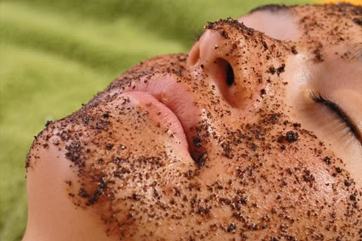 Nghiền nhuyễn mận khô và pha một tách cà phê, đắp lên mặt hàng ngày, để trong vòng 15 đến 20 phút thì rửa lại.