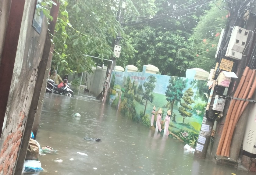 Nước ngập khiến rác trôi nổi. (Ảnh Pháp luật Việt Nam) 