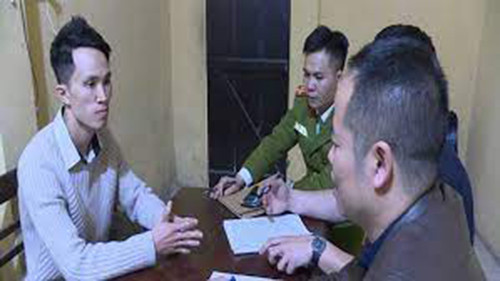 Đặc biệt, còn xác định được xe máy mà đối tượng đang sử dụng chính là chiếc xe của bà Nguyễn Thị Nhung. Vừa lúc này, nguồn tin trinh sát từ khu phố nhà nạn nhân cho biết Lê Thành Hưng có mặt tại đám tang nạn nhân. Ngay lập tức, Ban chuyên án lên phương án bắt giữ khẩn cấp đối tượng.Tại CQĐT, lúc đầu, Lê Thành Hưng tỏ ra bình tĩnh, lạnh lùng. Về những vết thương trên 2 cổ tay và khắp cơ thể mình, Hưng lý giải là do anh ta ngã xe. Hắn cũng viện dẫn nhiều lý do chứng minh sự vô can của mình trong vụ án. 