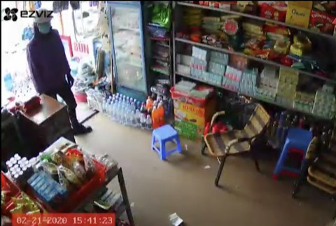 Rà soát camera các nhà quanh đó thì phát hiện đối tượng nghi vấn mặc áo gió, đeo khẩu trang, găng tay, mũ bảo hiểm, chưa rõ nam hay nữ từ nhà nạn nhân đi ra vào khung thời gian xảy ra vụ án. Tiếp tục rà soát camera an ninh dọc tuyến đường đối tượng di chuyển, qua sàng lọc, CQĐT tiếp tục thu được hình ảnh từ 1 cửa hàng tạp hóa trên đường Nguyễn Trãi, TP Bắc Ninh có đối tượng giống với đối tượng đã rời nhà nạn nhân. (Ảnh Công an TP HCM) 