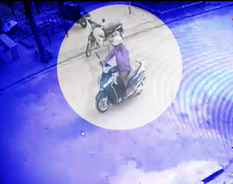 Từ đó xác định, đối tượng gây án là nam giới, cao khoảng 1,7m, đeo khẩu trang y tế, áo khoác gió màu tím, quần đen, găng tay, dáng người cao lòng khòng. Đối tượng đến cửa hàng này để hỏi mua 1 chiếc kính đen, sau đó đi ra tỉnh lộ 295D xuôi về Hà Nội. Trong lúc tổ trinh sát đang rà theo hành trình của đối tượng qua camera thì tổ công tác xác minh mối quan hệ họ hàng của vợ chồng nạn nhân cũng nắm được 1 đối tượng đáng ngờ. Đó là Lê Thành Hưng (SN 1991, ở thị trấn Hồ, huyện Thuận Thành, Bắc Ninh), cháu gọi bà Nhung là bác ruột, là kiến trúc sư nhưng làm ngoài, đang thuê nhà ở Tây Hồ, Hà Nội. (Ảnh Công an TP HCM)