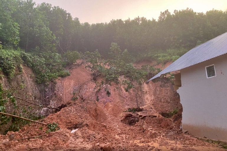  Sạt lở đất trong đêm, ba người tử vong: Mưa lớn kéo dài liên tục với lượng mưa xấp xỉ 300mm xảy ra từ tối 30/5 đến rạng sáng 31/5/2022 đã gây ngập úng sâu tại nhiều khu vực thuộc huyện Đồng Hỷ, tỉnh Thái Nguyên làm hư hại hàng chục ha lúa và hoa màu. Đặc biệt, vào khoảng 23h30 ngày 30/5, tại xóm Na Quán, xã Nam Hòa đã xảy ra sạt lở taluy, khoảng 1.000m3 đất khiến một phần nhà dân bị sập, làm ba người trong nhà tử vong.