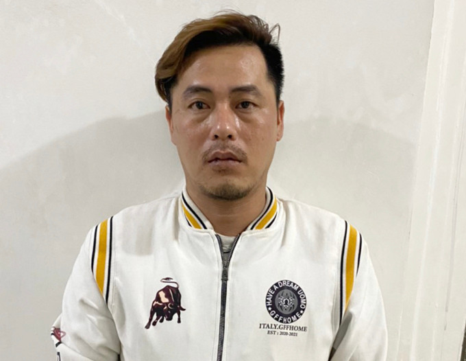  Cảnh sát giải cứu 11 cô gái bị ép bán dâm ở Sài Gòn: Ngày 21/12/2022, Công an quận 12, TP HCM đã bắt Vũ Đức Hoàng, 42 tuổi; Vũ Hoàng Tân, 18 tuổi, con của Hoàng; Phạm Hoàng Em, 34 tuổi; Vũ Văn Tuấn, 28 tuổi, về hành vi Mua bán người dưới 16 tuổi và Bắt, giữ hoặc giam người trái pháp luật. Trước đó, Công an quận 12 phối hợp phường Đông Hưng Thuận ập vào khách sạn do vợ chồng Lê Thanh Đoàn, 36 tuổi và Lê Thị Huệ, 32 tuổi, làm chủ. Trinh sát phát hiện 11 cô gái đang bị cha con Hoàng và đồng phạm giam lỏng. Các cô gái cho biết được Phạm Hoàng Em đưa từ miền Tây lên. Cảnh sát sau đó bắt Em ở Cần Thơ. 