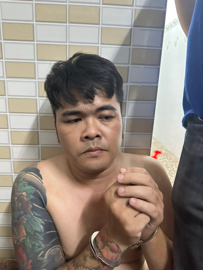  Bắt đối tượng chuyên mua bán thiếu nữ và ép bán dâm: Ngày 27/5, Công an quận 12 (TP HCM) cho biết vừa bắt giữ đối tượng Lê Thanh Đoàn (SN 1986, ngụ Hà Nội) để xử lý về tội mua bán người, mua bán người dưới 16 tuổi và giữ người trái pháp luật. Lê Thanh Đoàn chính là "tú ông" chuyên mua bán các cô gái ở miền Tây lên TP HCM rồi giữ lại tại khách sạn để bán dâm trừ nợ. 