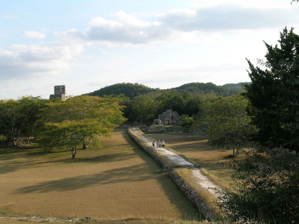 Trong ngôn ngữ Maya, từ chỉ đường đắp cao là “Sacebe” có nghĩa là “con đường trắng”. Hansen cho biết, trên những con đường được nâng cao là một lớp thạch cao trắng dày, giúp tăng tầm nhìn trong đêm khi lớp thạch cao phản chiếu ánh trăng.