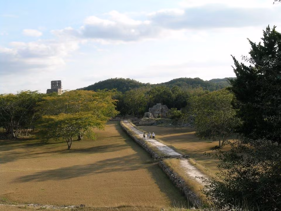 Trong ngôn ngữ Maya, từ chỉ đường đắp cao là “Sacebe” có nghĩa là “con đường trắng”. Hansen cho biết, trên những con đường được nâng cao là một lớp thạch cao trắng dày, giúp tăng tầm nhìn trong đêm khi lớp thạch cao phản chiếu ánh trăng.