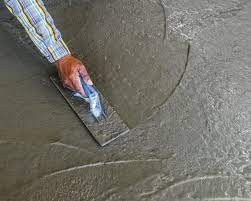 Nhà hóa học Masic và các đồng nghiệp đã cố gắng tái tạo một kỹ thuật La Mã cổ đại để sản xuất bê tông từ hỗn hợp xi măng, sỏi, cát và nước. Nhóm nhà nghiên cứu nghi ngờ rằng chìa khóa cho sự bền vững của những công trình La Mã cổ này là một quá trình gọi là "trộn nóng bê tông", trong đó các hạt canxi oxit khô, còn được gọi là vôi sống, được trộn với tro núi lửa để tạo ra xi măng. Sau đó, nước mới được thêm vào.