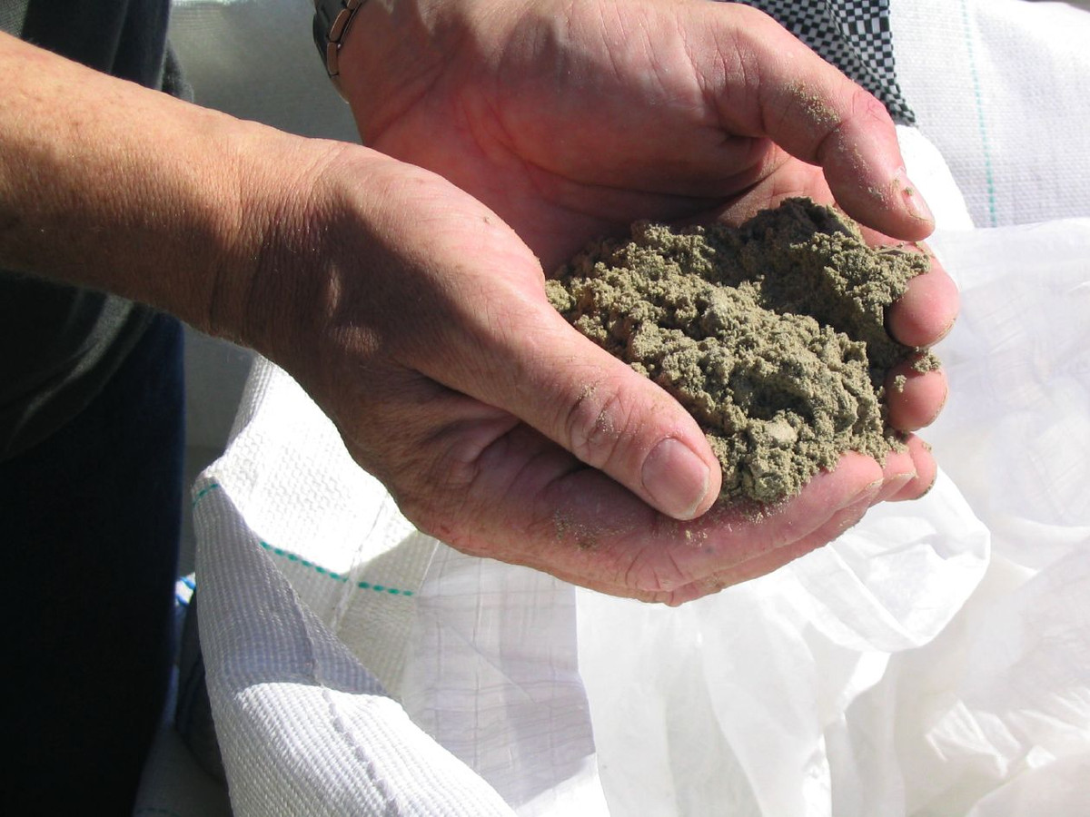 Họ nghĩ rằng "trộn nóng" bê tông sẽ tạo ra một loại xi măng không hoàn toàn mịn mà thay vào đó hỗn hợp này sẽ chứa các loại đá nhỏ giàu canxi. Những loại đá nhỏ đó lại rất phổ biến trong các bức tường của các tòa nhà bê tông của người La Mã, vì vậy đây rất có thể là chìa khóa giải thích tại sao những cấu trúc đó đã chịu được sự tàn phá của thời gian.