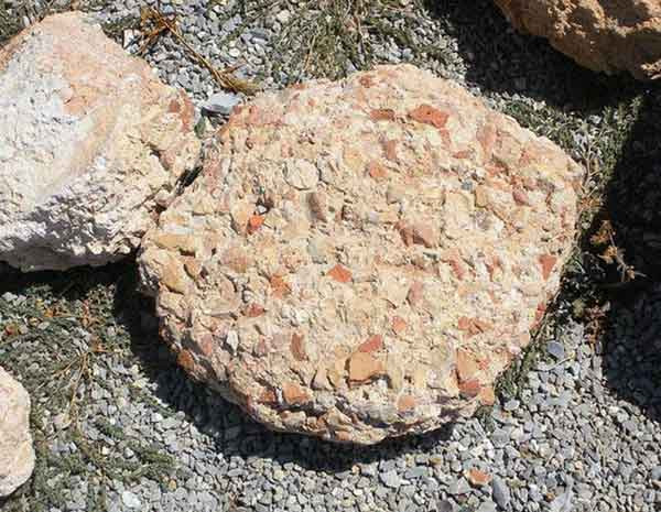 Tuy nhiên, đây là cách khác xa xi măng hiện đại được sản xuất. Phản ứng của vôi sống với nước tỏa nhiệt rất cao, nghĩa là nó có thể tạo ra nhiều nhiệt, và có thể gây nổ. Nhưng trong thí nghiệm của Masic không có vụ nổ lớn nào xảy ra. Thay vào đó, phản ứng chỉ tạo ra nhiệt, hơi nước ẩm ướt - và một hỗn hợp xi măng giống như người La Mã mang những viên đá nhỏ giàu canxi màu trắng.