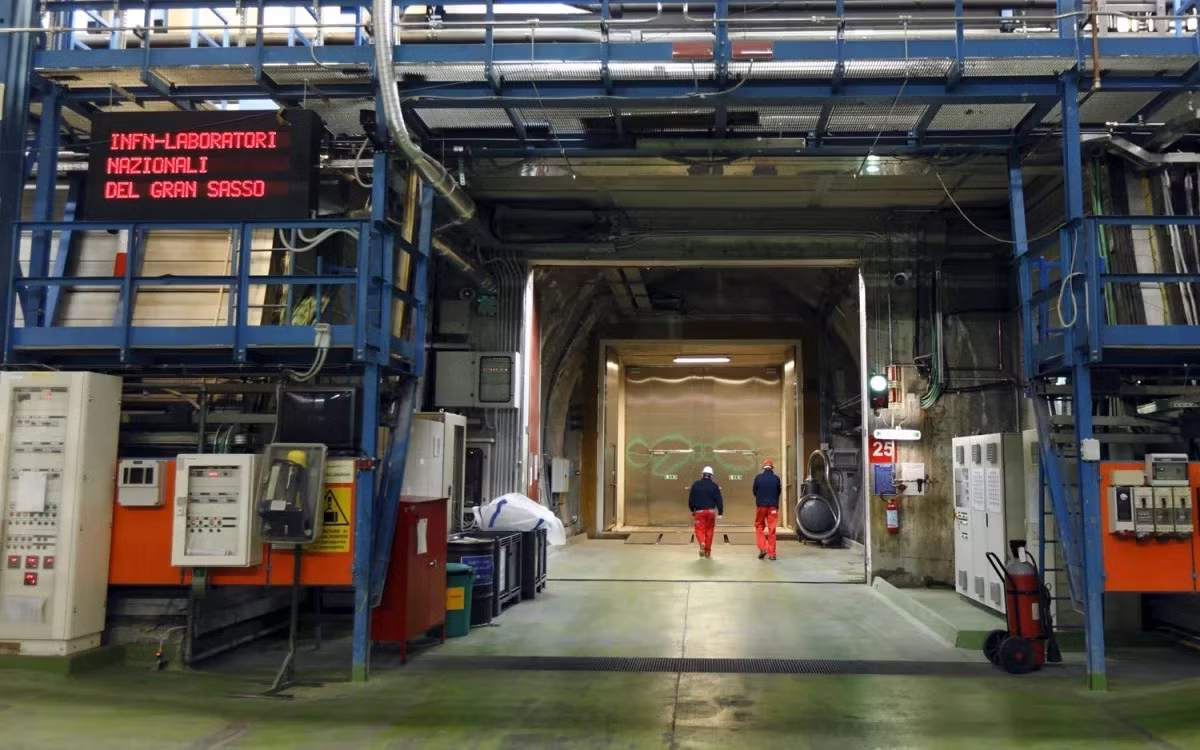 Một bí ẩn lâu đời trong vật lý nguyên tử là những kết quả khó hiểu của một thí nghiệm ở châu Âu được gọi là DAMA/LIBRA. Máy dò này nằm trong một mỏ dưới lòng đất bên dưới ngọn núi Gran Sasso ở Ý thực hiện nhiệm vụ tìm kiếm dao động định kỳ trong các hạt vật chất tối. Kể từ năm 1997, DAMA/LIBRA đã tuyên bố ghi nhận chính xác tín hiệu này, tuy vậy vẫn chưa có bất kì thí nghiệm nào khác ghi nhận kết quả tương tự. 