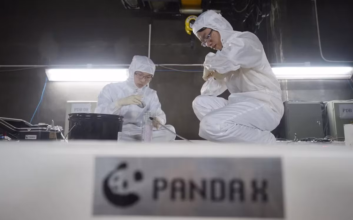 Vậy chúng ta đã đo lường được vật chất tối chưa? Nếu vật chất tối được tạo ra từ WIMP, thì chúng sẽ ở xung quanh chúng ta, vô hình và khó phát hiện. Mặc dù chúng không tương tác nhiều với hạt vật chất thông thường, nhưng luôn có một khả năng là hạt vật chất tối có thể va chạm với một hạt proton hoặc electron khi nó di chuyển trong không gian. Vì vậy, các nhà nghiên cứu đã xây dựng hết thí nghiệm này đến thí nghiệm khác để nghiên cứu về chúng.