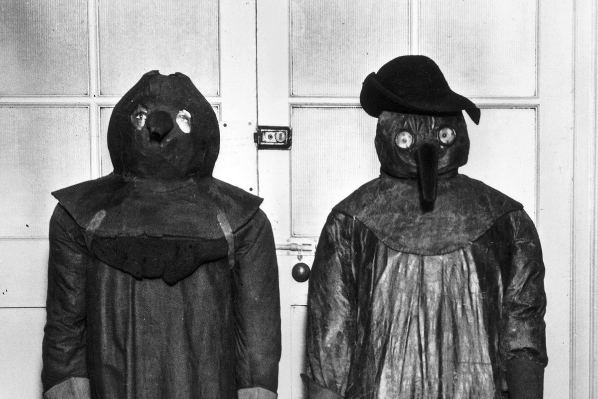 Thứ hai, tần suất và tốc độ vận chuyển hàng hóa, động vật và con người giữa cuối thời trung cổ và ngày nay (hoặc cuối thế kỷ 19) chênh lệch rất lớn. Tuy nhiên, Cái chết Đen và nhiều làn sóng tiếp theo của nó lan rộng với tốc độ đáng kinh ngạc. Theo mô tả của các nhà biên niên sử đương thời, các bác sĩ và những người khác, đại dịch thứ hai lây lan nhanh hơn và rộng hơn bất kỳ căn bệnh nào khác trong thời trung cổ.