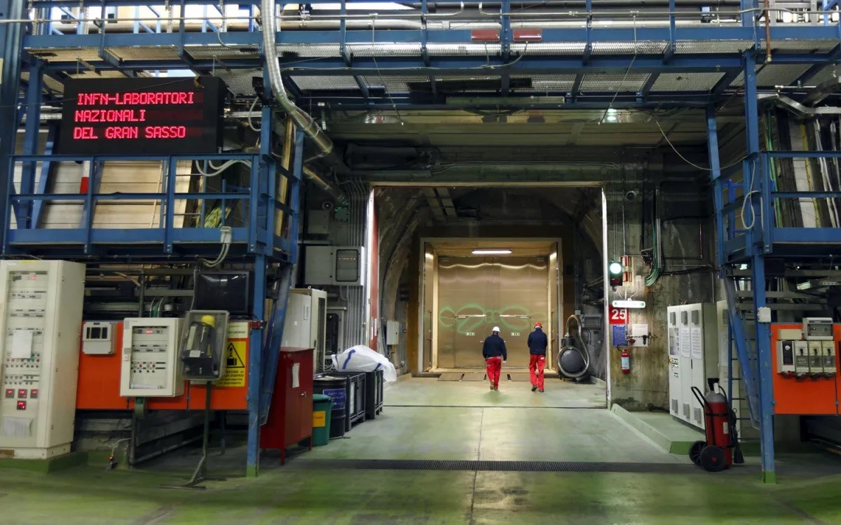 Các nhà nghiên cứu sử dụng một phương pháp thống kê được gọi là suy luận Bayes, họ đã tái tạo lại lực hấp dẫn của vũ trụ thông qua lịch sử vũ trụ trong một mô hình máy tính dựa trên ba tham số: sự giãn nở của vũ trụ, tác động của lực hấp dẫn lên ánh sáng và tác động của lực hấp dẫn lên vật chất. Họ sau đó so sánh mô phỏng này với dự đoán của mô hình LCDM (mô hình của Einstein).