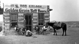 Đối với miền Viễn Tây, quán rượu (Saloon) là một địa điểm rất phổ biến. Trên hình đây là Bob's Saloon (Quán rượu của Bob), một trong những quán rượu nổi tiếng nhất vào đầu những năm 1900. Một nhóm cao bồi ngồi xả hơi bên ngoài quán rượu cũng là hình ảnh dễ bắt gặp thời đó.
