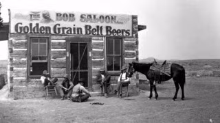 Đối với miền Viễn Tây, quán rượu (Saloon) là một địa điểm rất phổ biến. Trên hình đây là Bob's Saloon (Quán rượu của Bob), một trong những quán rượu nổi tiếng nhất vào đầu những năm 1900. Một nhóm cao bồi ngồi xả hơi bên ngoài quán rượu cũng là hình ảnh dễ bắt gặp thời đó.