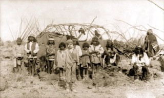  Hình ảnh về miền Viễn Tây hoang dã sẽ không hoàn chỉnh nếu không có người da đỏ. Trong ảnh là Jimmy Mckinn Santiago. Anh ta chỉ 11 hoặc 12 tuổi khi bị nhóm người da đỏ Apache bắt cóc, họ cũng đã giết anh trai của anh ấy. Nhưng đáng ngạc nhiên là anh không muốn quay lại khi được giải cứu. Bức ảnh này cho thấy anh ta đã sống với những kẻ bắt giữ mình, học cách nói ngôn ngữ tìm hiểu về lối sống của họ. 