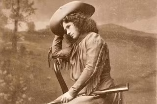 Đây là Annie Oakley là một trong những tay nữ thiện xạ nổi tiếng nhất ở miền Viễn Tây. Annie trở nên nổi tiếng khi mới 15 tuổi vì kỹ năng bắn súng sắc bén của mình. Sau đó, cô tham gia chương trình miền Tây hoang dã của Buffalo Bill và trở thành một ngôi sao quốc tế. 