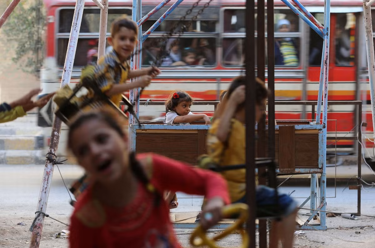 Những em nhỏ vui đùa ngoài đường phố.