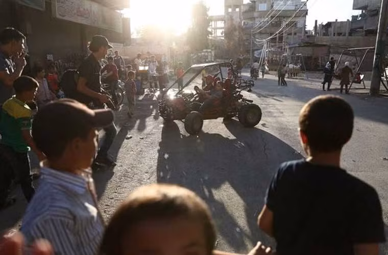 Các em nhỏ chơi đùa trên một con phố ở Hamouria, tỉnh Ghouta.