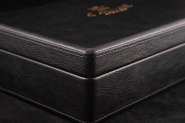 Kèm theo đó, máy cũng được đựng trong một hộp đặc biệt bằng da đê nâng thêm tầm đẳng cấp.