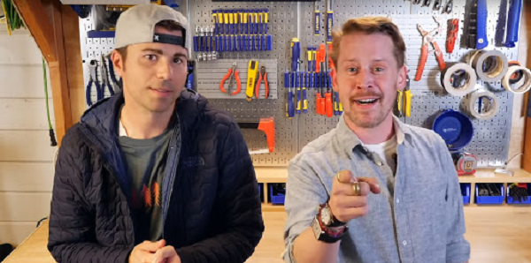 Macaulay Culkin, ngôi sao đóng cậu bé trong bộ phim kinh điển "Home Alone" đã từng xuất hiện trong một video năm 2019 của Mark.