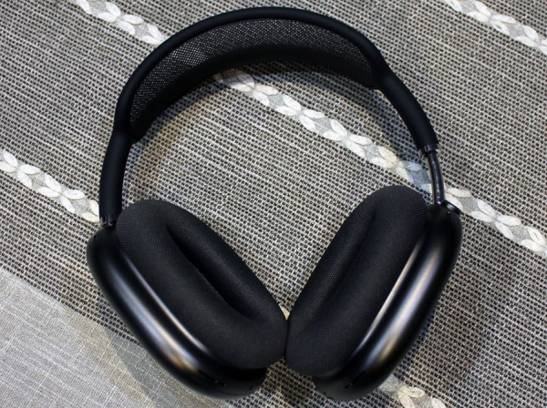 Một số chi tiết đáng chú ý khác trên AirPods Max như không có nút nguồn, thay vào đó Apple trang bị cho tai nghe tính năng thông minh giúp đưa AirPods Max vào chế độ tiêu thụ năng lượng cực thấp không sử dụng và sẵn sàng sử dụng khi tháo ra khỏi vỏ. Mọi thứ diễn ra liền mạch, mượt mà.