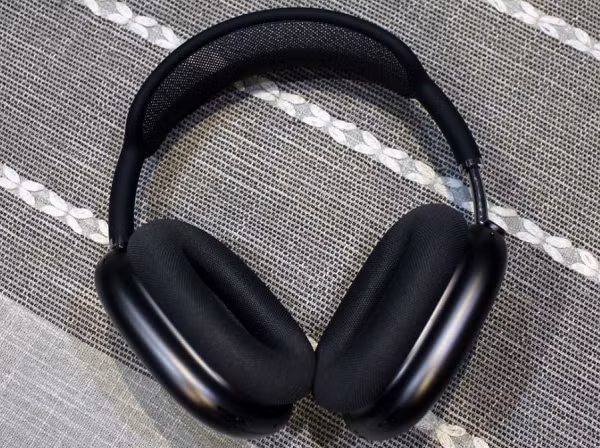 Một số chi tiết đáng chú ý khác trên AirPods Max như không có nút nguồn, thay vào đó Apple trang bị cho tai nghe tính năng thông minh giúp đưa AirPods Max vào chế độ tiêu thụ năng lượng cực thấp không sử dụng và sẵn sàng sử dụng khi tháo ra khỏi vỏ. Mọi thứ diễn ra liền mạch, mượt mà.