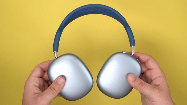 Giống như AirPods và tai nghe Beats ra mắt trong thời gian gần đây, chip H1 hỗ trợ AirPods Max ghép nối dễ dàng, chuyển đổi âm thanh liền mạch giữa các thiết bị được liên kết với tài khoản iCloud của người dùng. Nếu người dùng đang nghe nhạc từ iPhone và sau đó nhấc iPad lên để xem video, ‌AirPods Max‌ có thể tự động nhận biết và chuyển sang phát âm thanh từ ‌iPad‌.